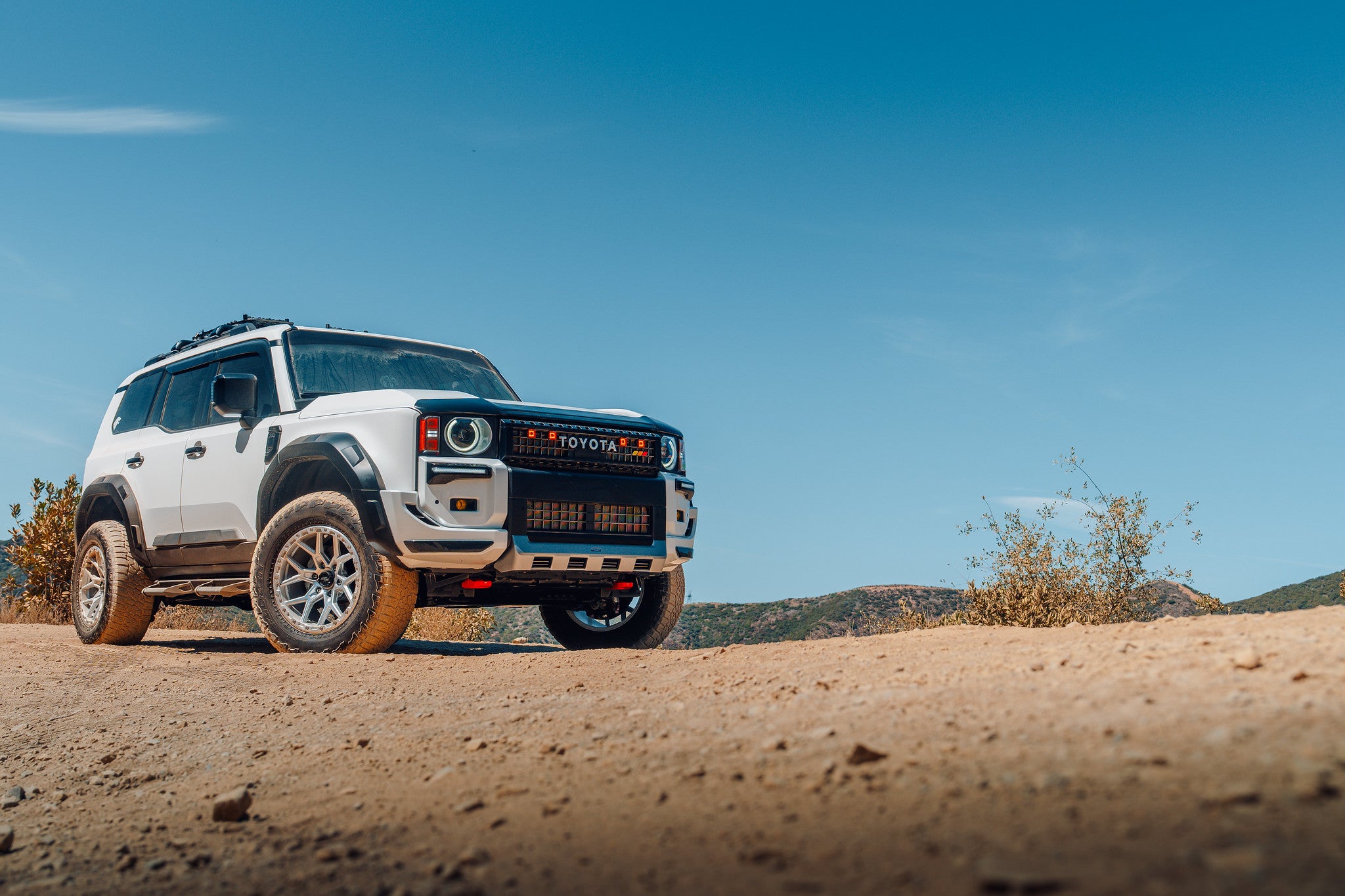 RT107 Machined Silver 18x9_Toyota Land Cruiser (7).jpg