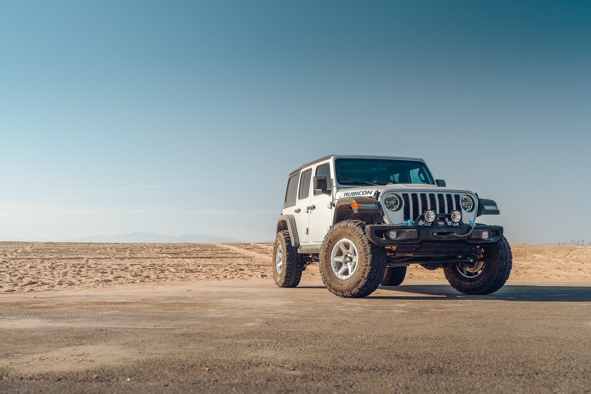 RT112 Machined Silver 17x9 rim on Jeep Wrangler Rubicon 4xe - Rocktrix Offroad Wheel.