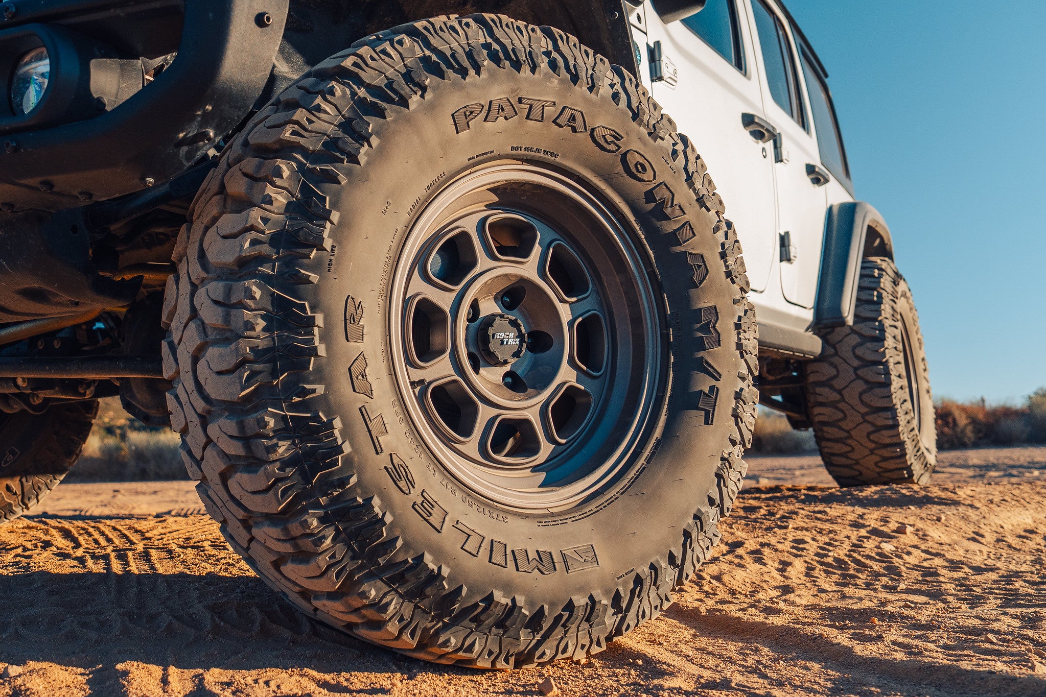Rocktrix_RT119_Gunmetal_17x9_-_Jeep_4XE_3.jpg