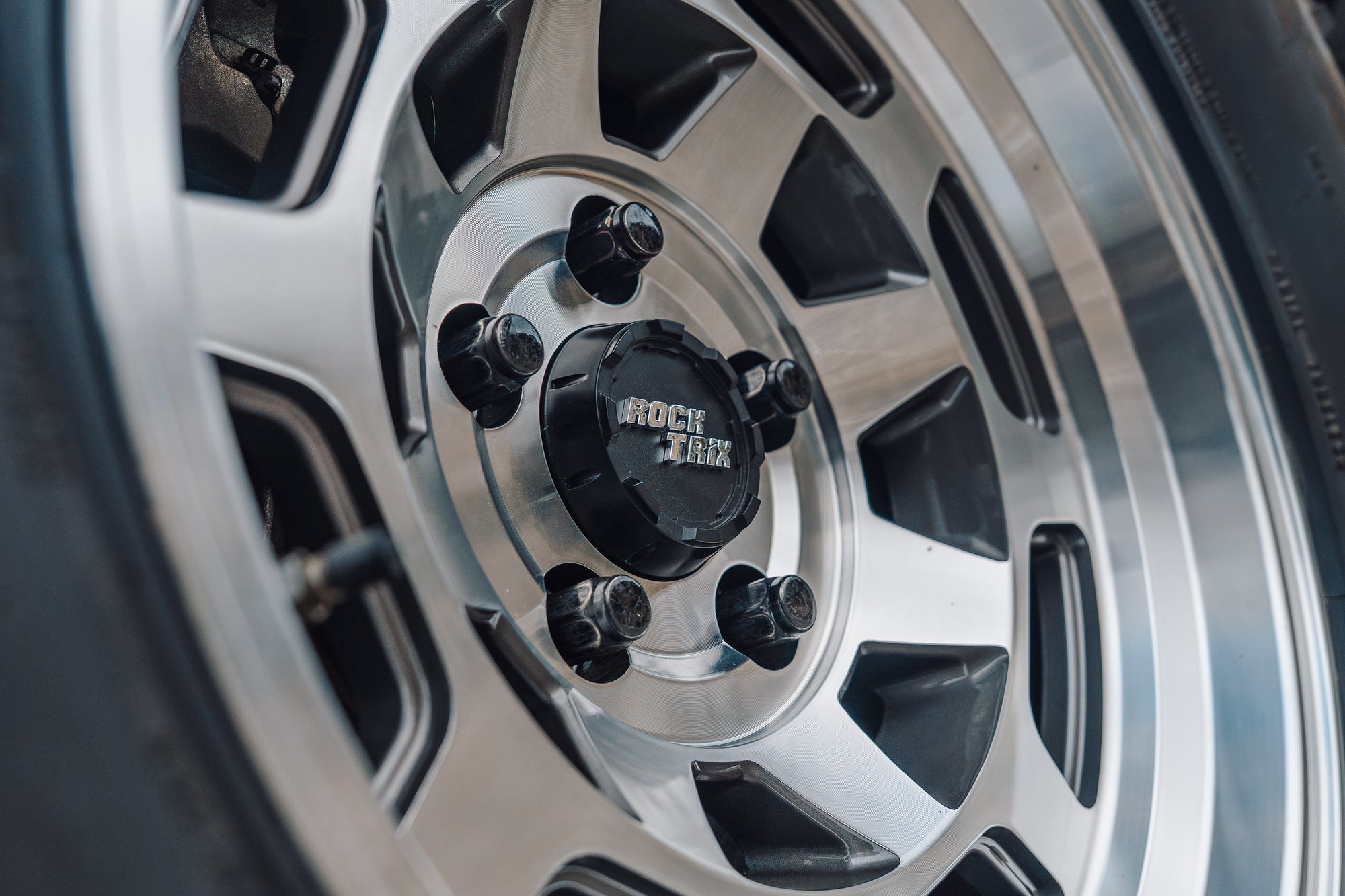 RT117 Machined Gunmetal 17x9_Jeep Wrangler Rubicon 4XE (11).jpg